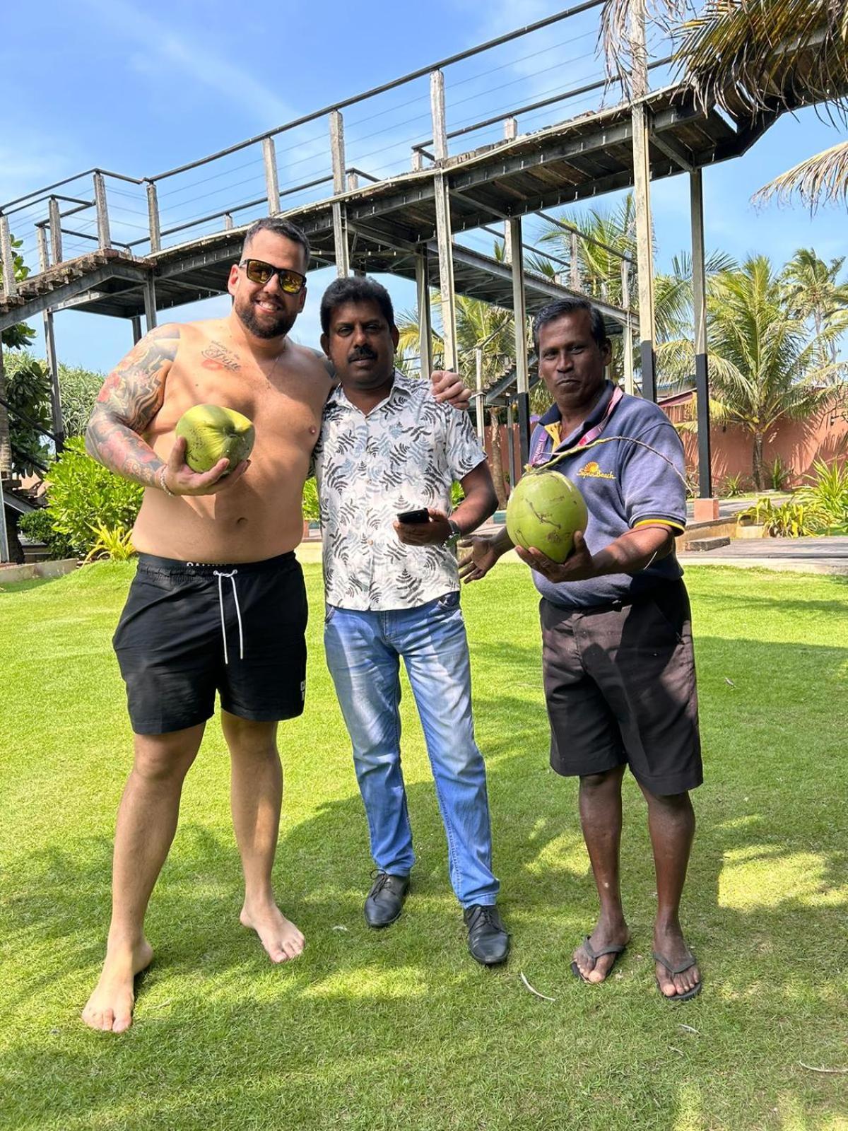 Saprin Beach Resort Uswetakeiyawa Eksteriør bilde