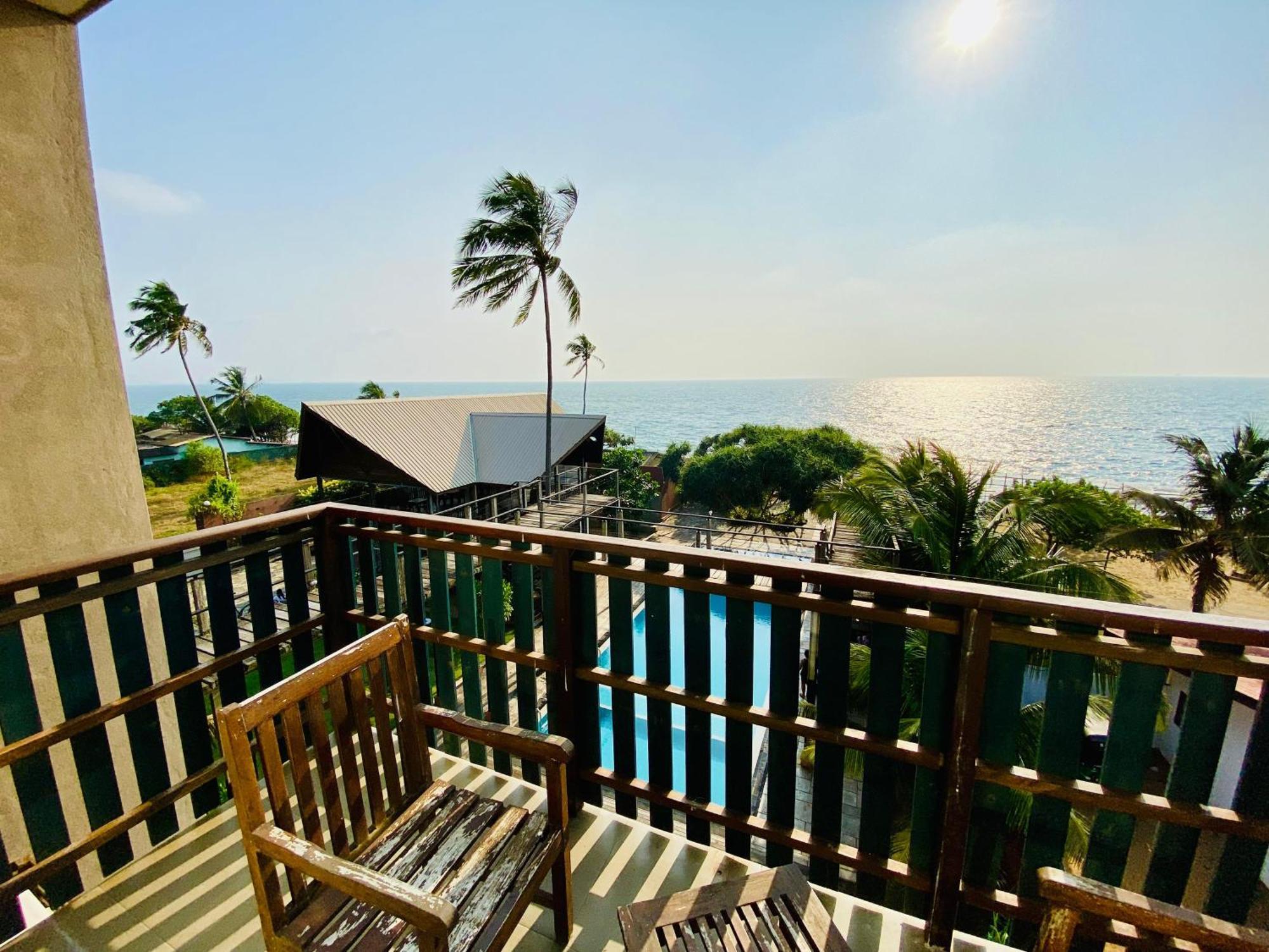 Saprin Beach Resort Uswetakeiyawa Eksteriør bilde