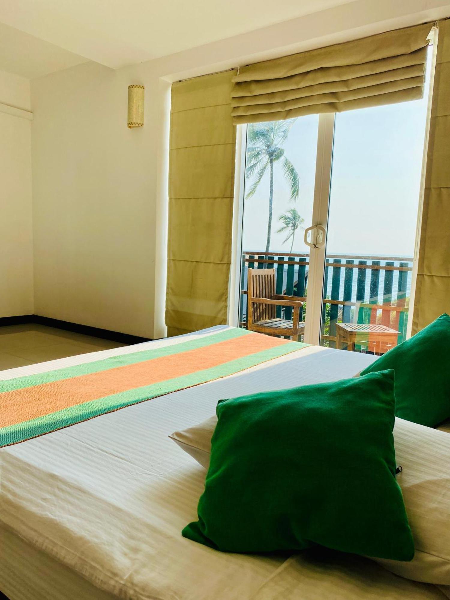 Saprin Beach Resort Uswetakeiyawa Eksteriør bilde