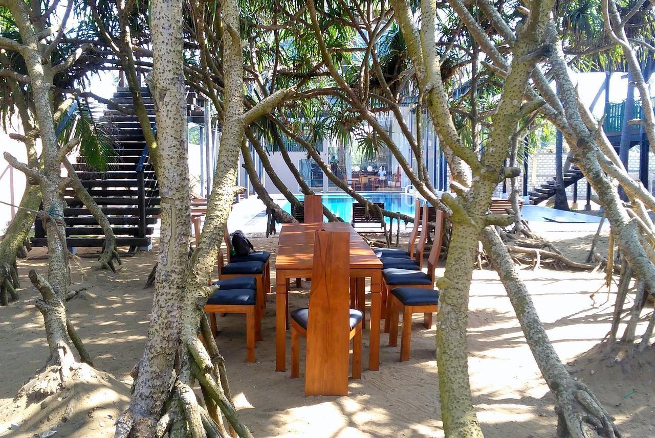 Saprin Beach Resort Uswetakeiyawa Eksteriør bilde