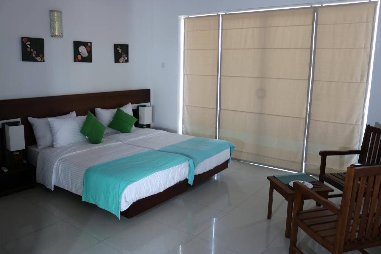 Saprin Beach Resort Uswetakeiyawa Eksteriør bilde