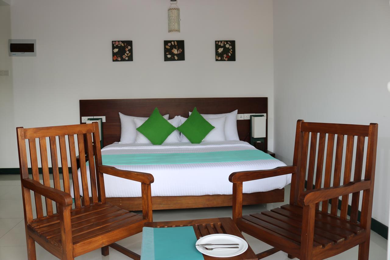 Saprin Beach Resort Uswetakeiyawa Eksteriør bilde