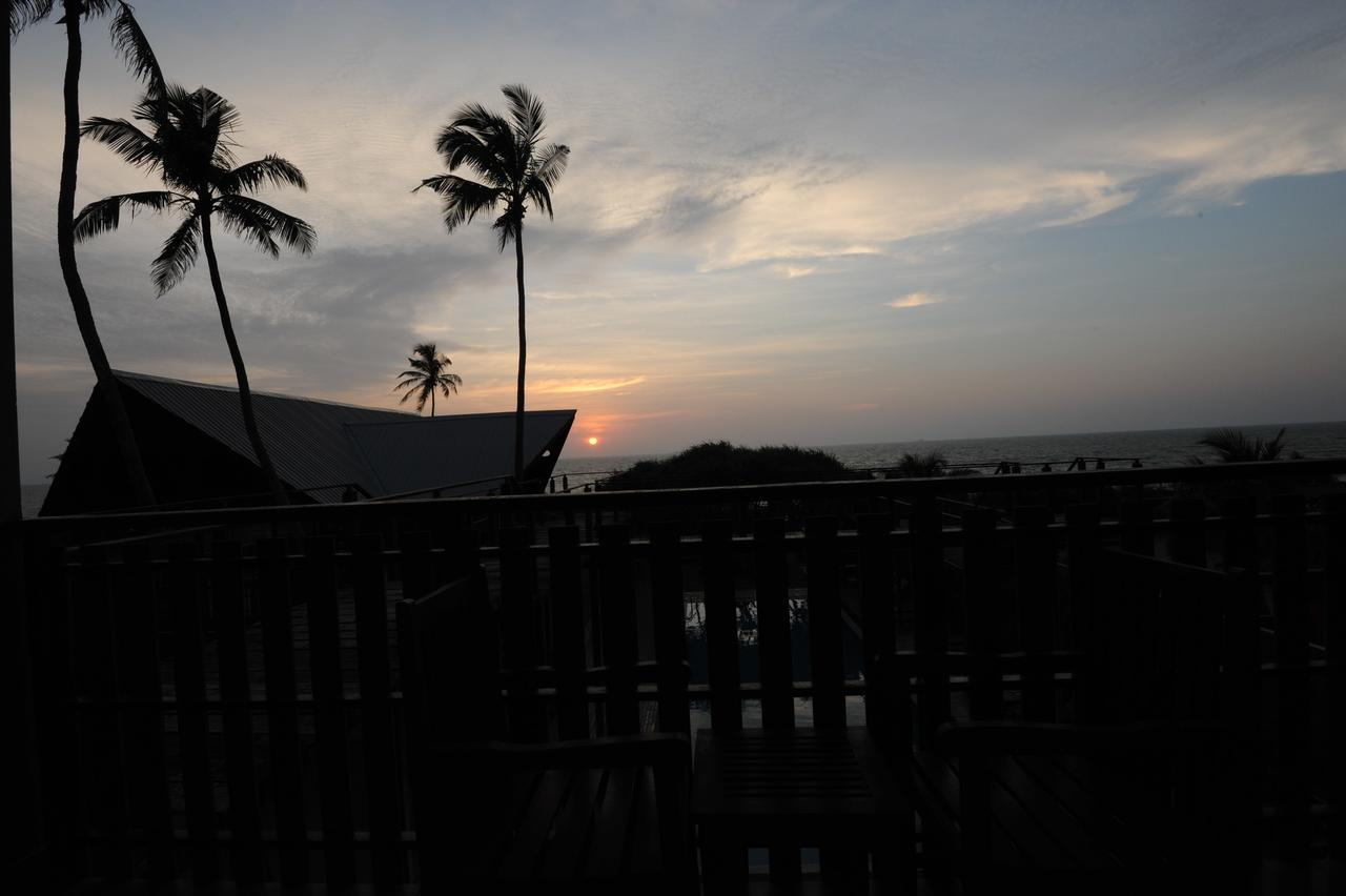 Saprin Beach Resort Uswetakeiyawa Eksteriør bilde