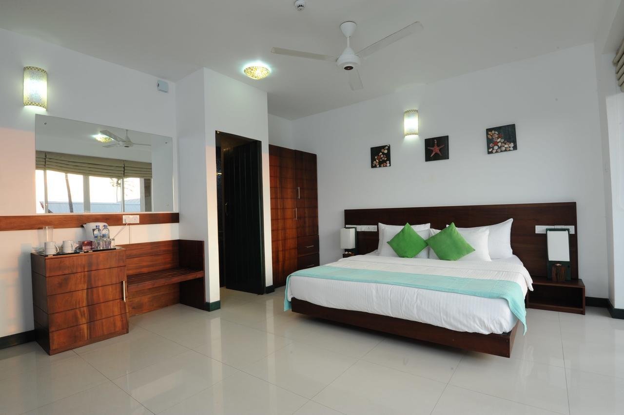 Saprin Beach Resort Uswetakeiyawa Eksteriør bilde