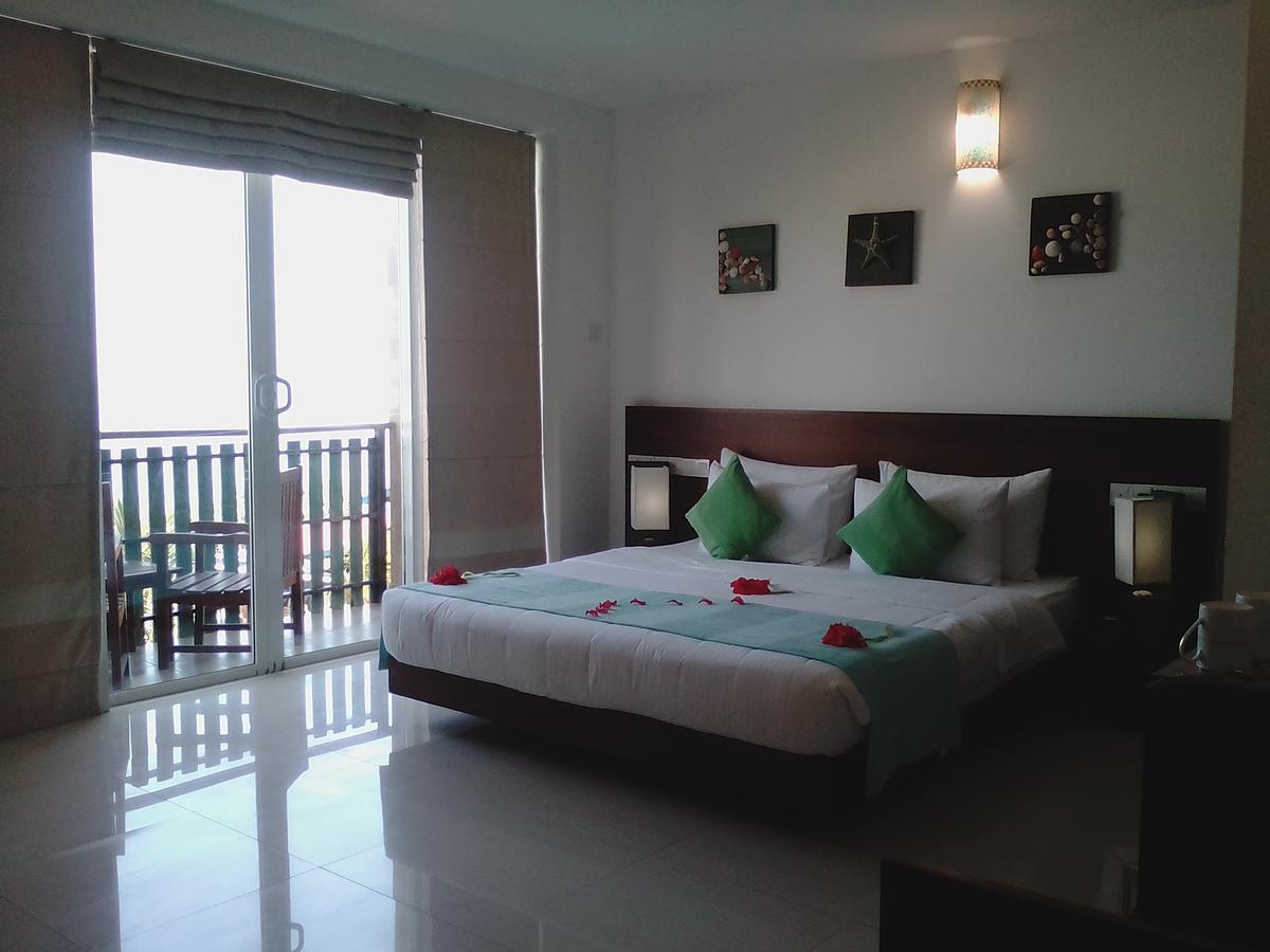 Saprin Beach Resort Uswetakeiyawa Eksteriør bilde