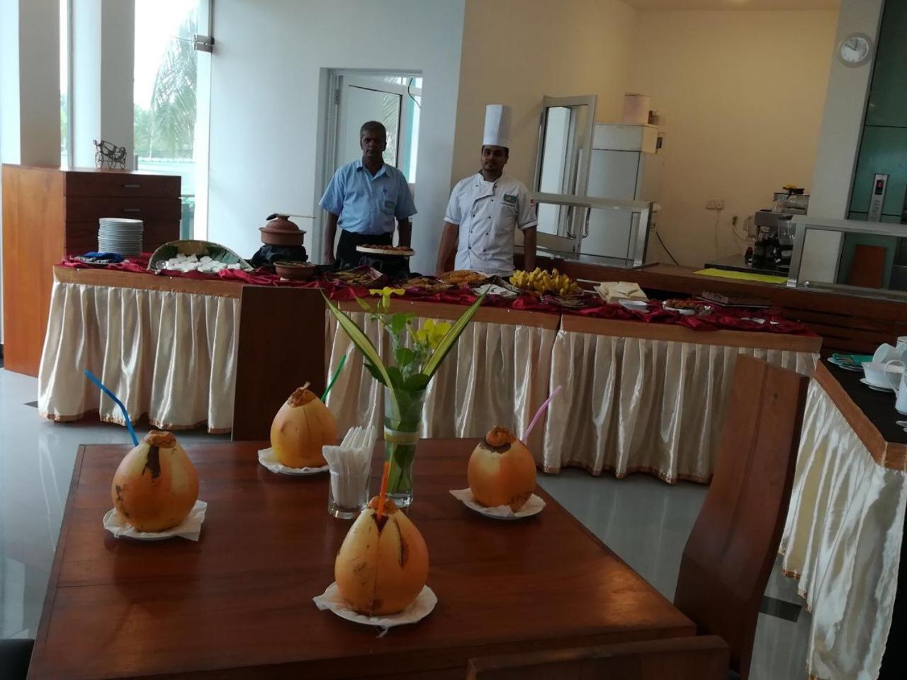 Saprin Beach Resort Uswetakeiyawa Eksteriør bilde