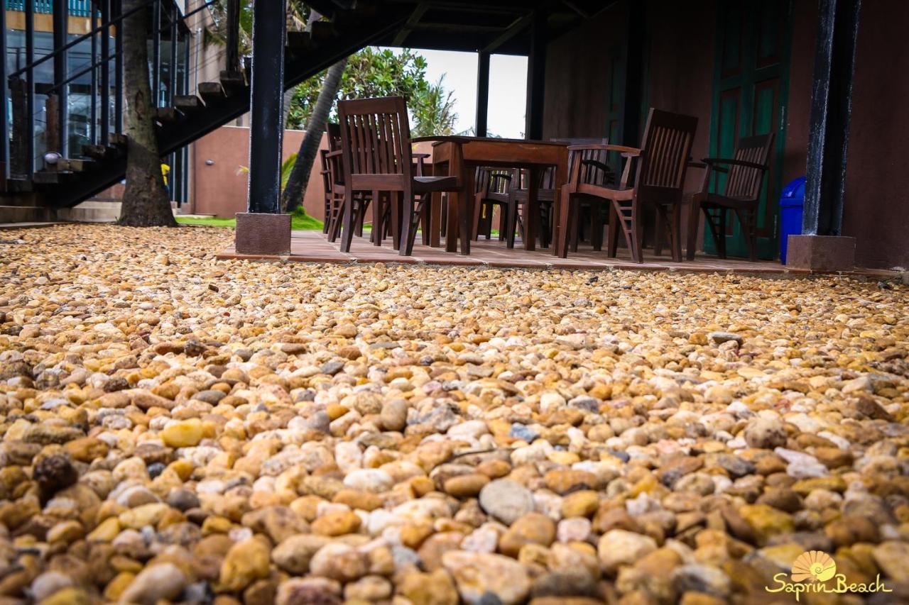 Saprin Beach Resort Uswetakeiyawa Eksteriør bilde