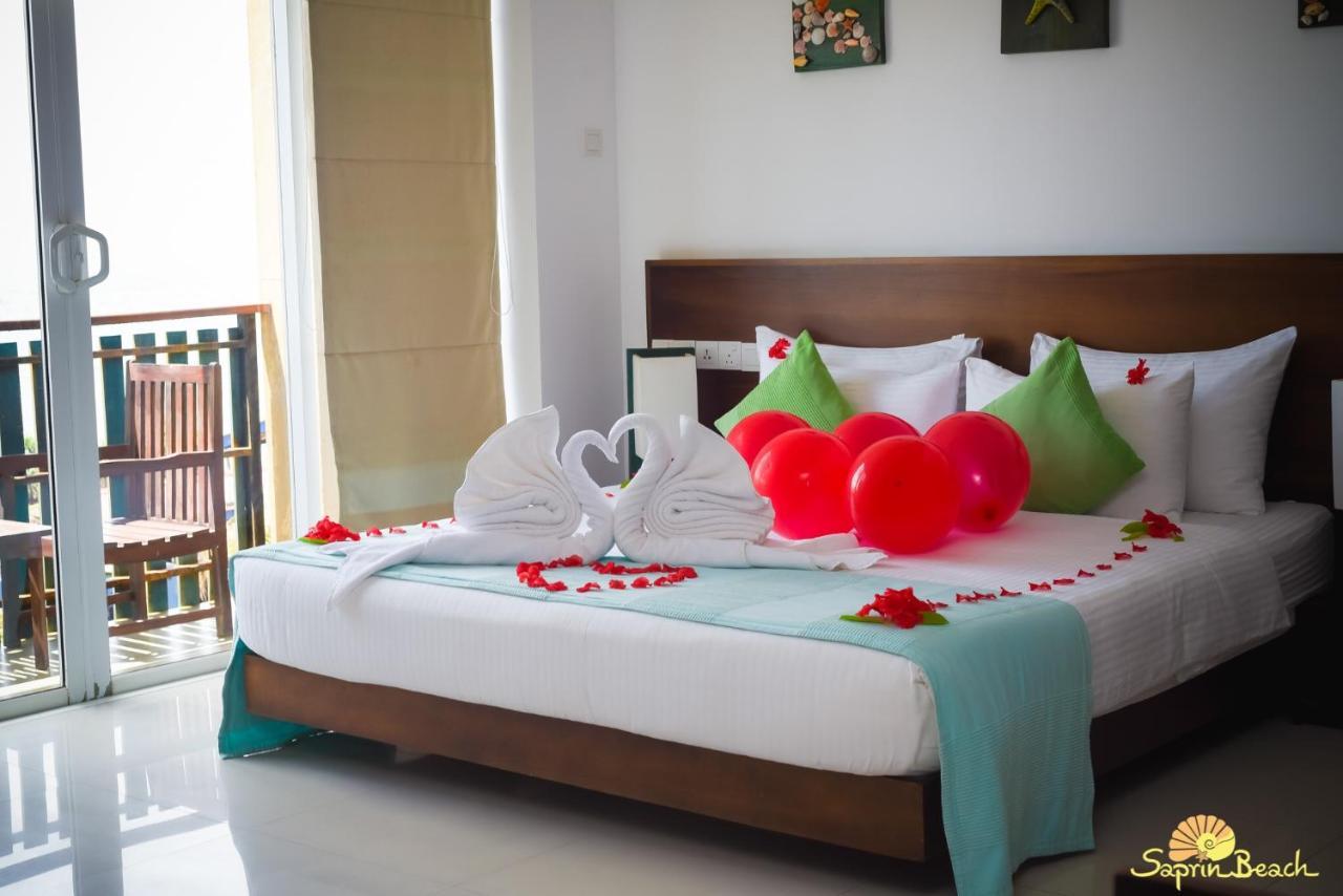 Saprin Beach Resort Uswetakeiyawa Eksteriør bilde