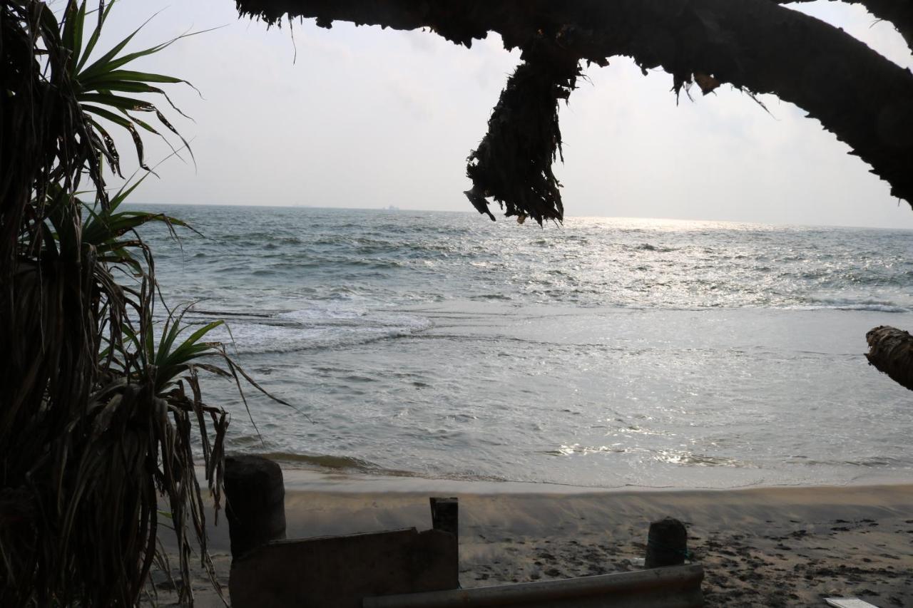 Saprin Beach Resort Uswetakeiyawa Eksteriør bilde